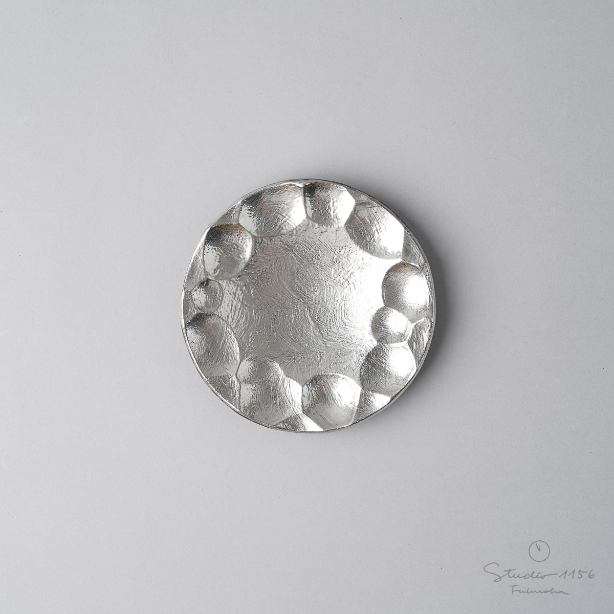 有田焼 丸彫豆小皿 9cm 刷毛目プラチナ Kichiemon Studio1156