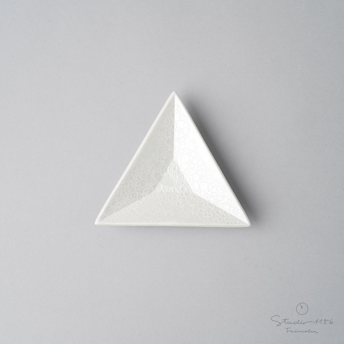 有田焼 三角豆小皿 8.5cm 白泡パール Kichiemon Studio1156