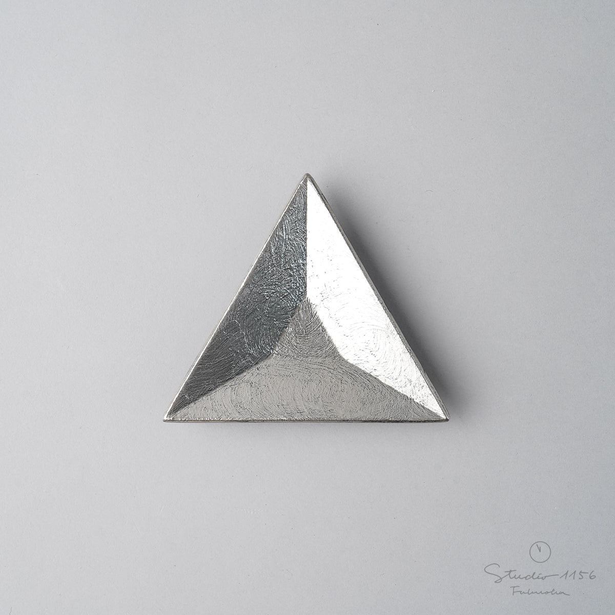 有田焼 三角豆小皿 8.5cm 刷毛目プラチナ Kichiemon Studio1156
