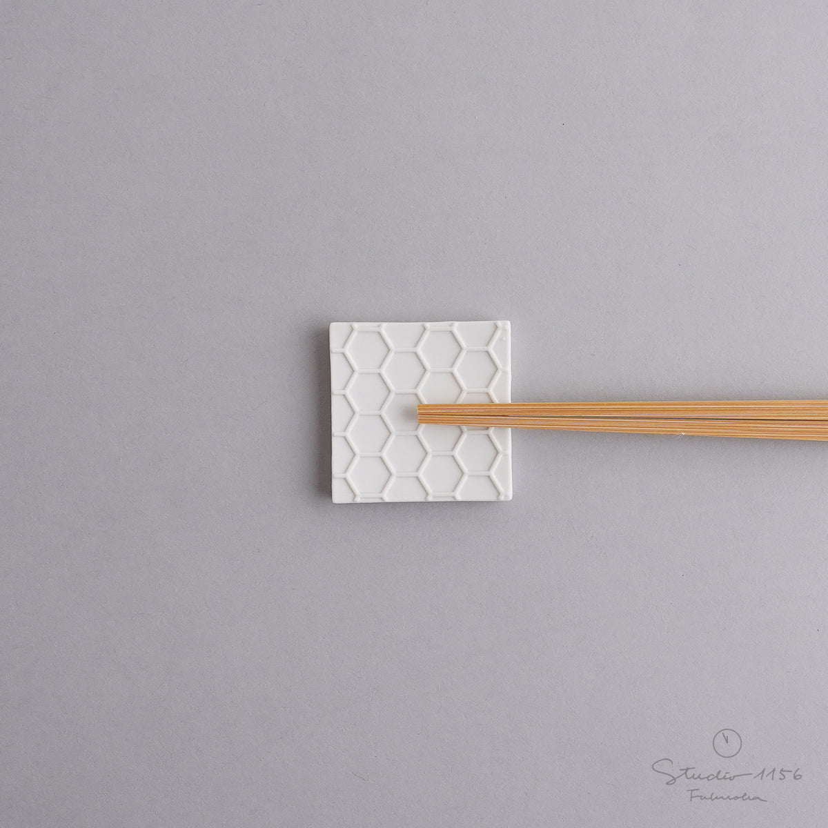 有田焼 吉祥文様彫 箸置き 唐焼 4cm 亀甲 Kajiken Studio1156