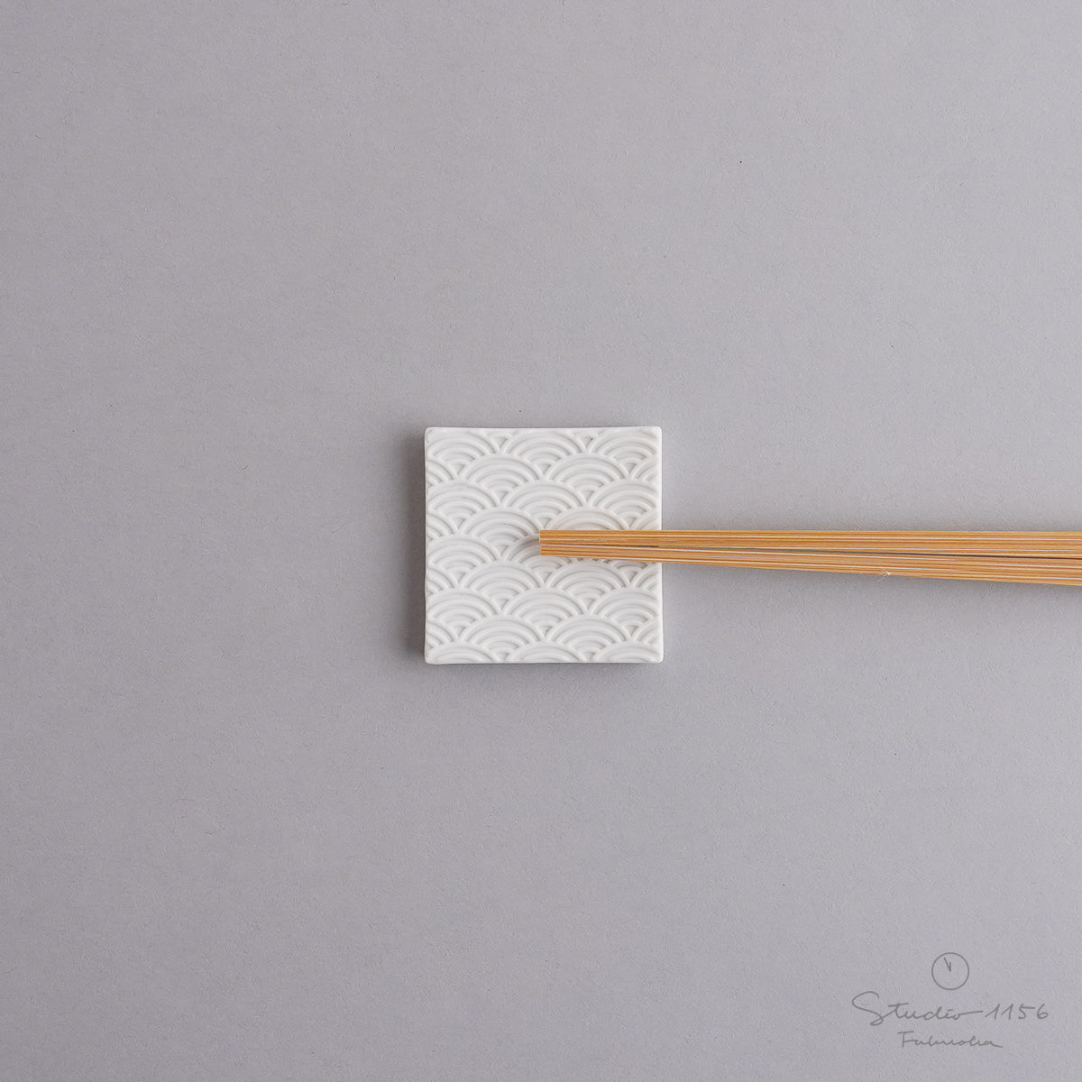 有田焼 吉祥文様彫 箸置き 唐焼 4cm 青海波 Kajiken Studio1156