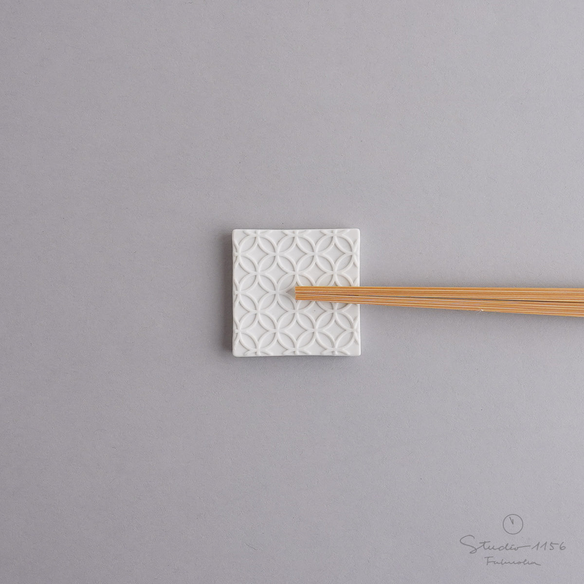 有田焼 吉祥文様彫 箸置き 唐焼 4cm 七宝 Kajiken Studio1156