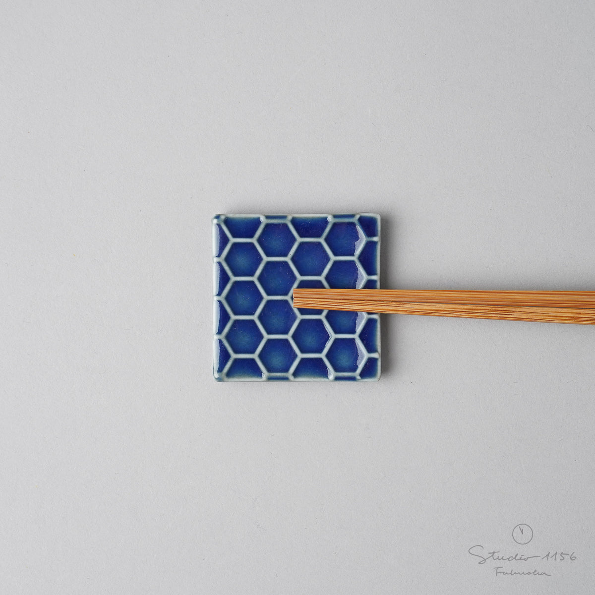 有田焼 吉祥文様彫 箸置き 瑠璃 4cm 亀甲 Kajiken Studio1156