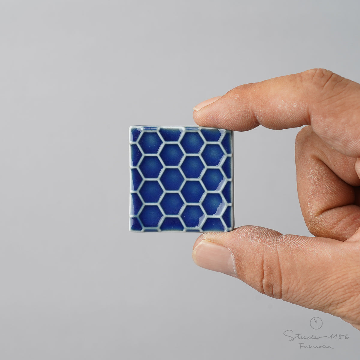 有田焼 吉祥文様彫 箸置き 瑠璃 4cm Kajiken Studio1156