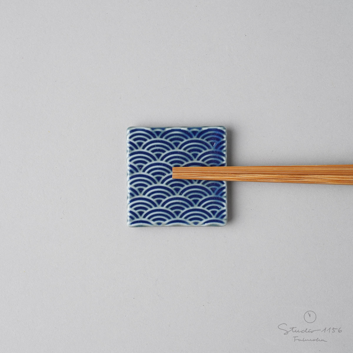 有田焼 吉祥文様彫 箸置き 瑠璃 4cm 青海波 Kajiken Studio1156