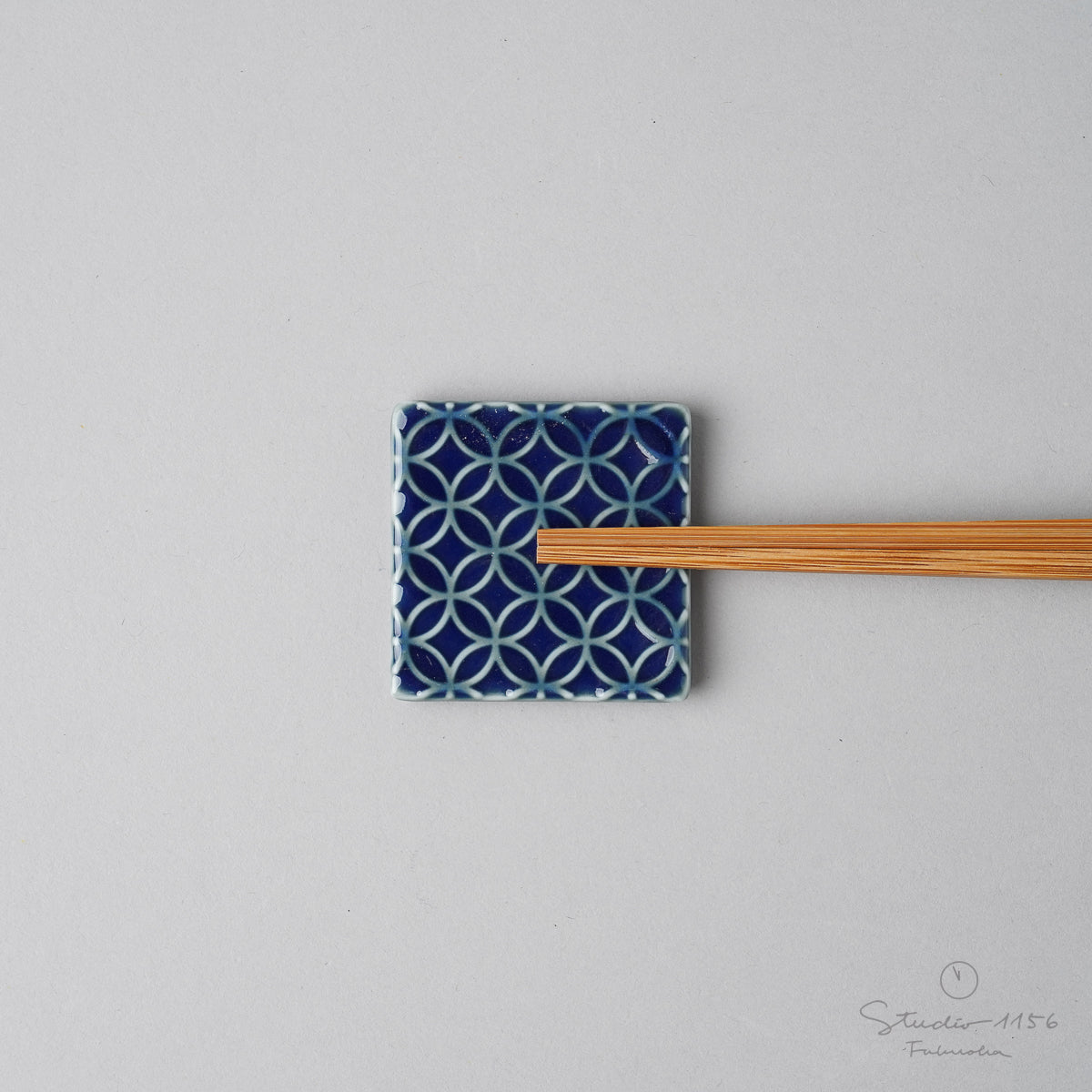 有田焼 吉祥文様彫 箸置き 瑠璃 4cm 七宝 Kajiken Studio1156