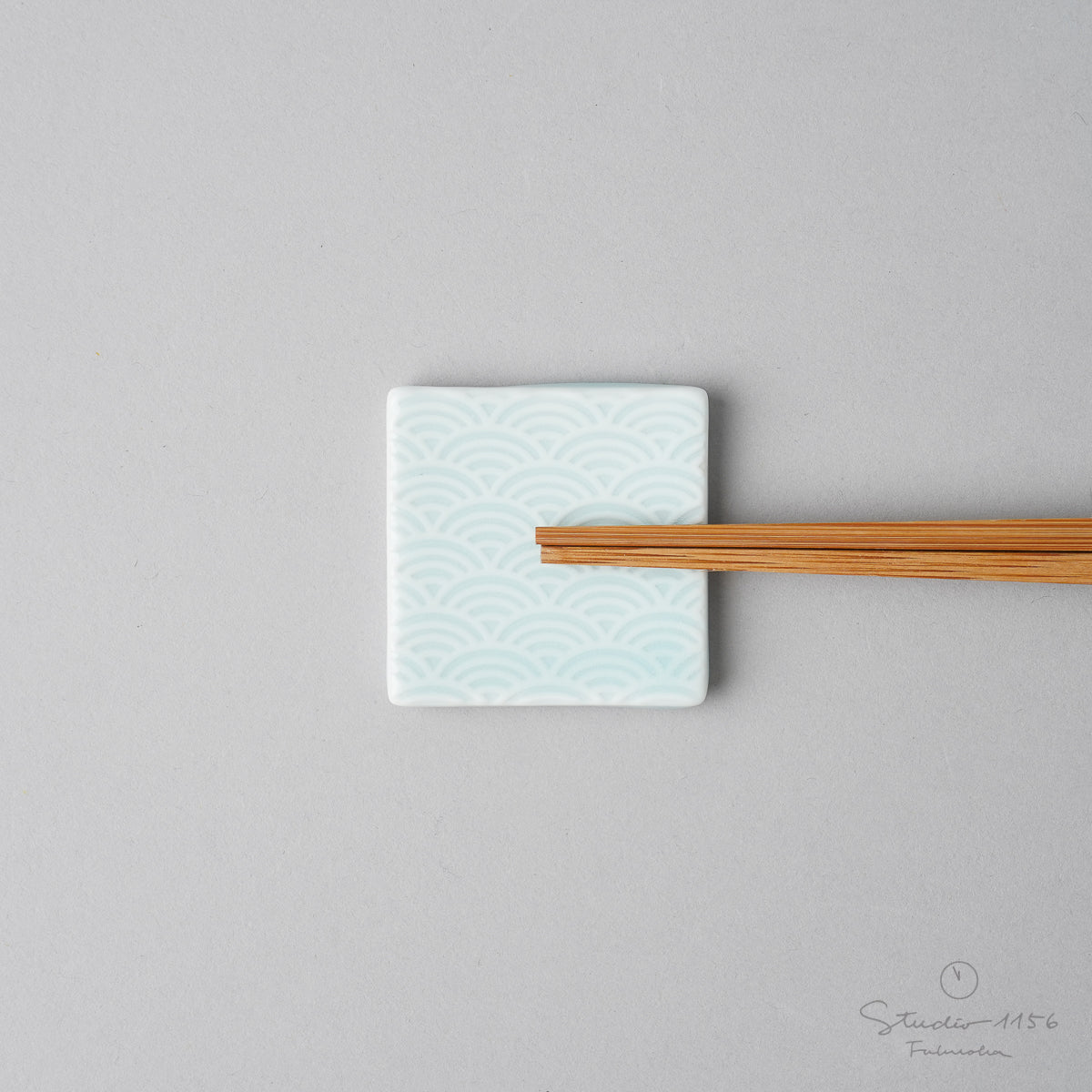 有田焼 吉祥文様彫 箸置き 青白磁 4cm 青海波 Kajiken Studio1156