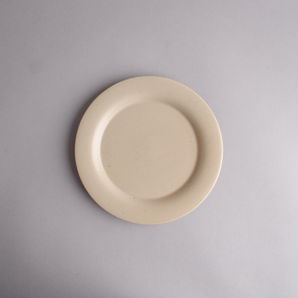 波佐見焼 JIYUシリーズ リムプレート(M) 19cm 亜麻(あま) nucca Studio1156
