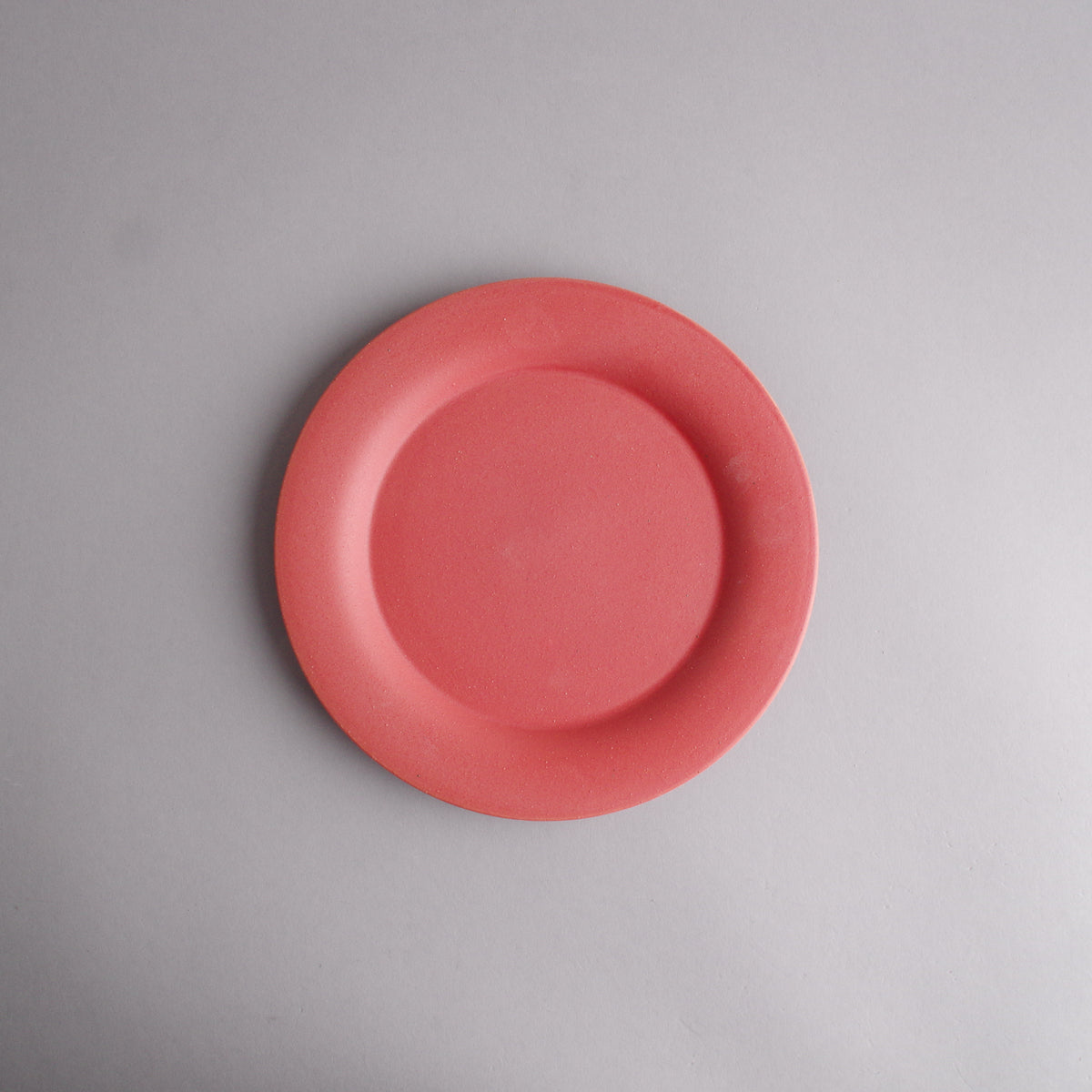 波佐見焼 JIYUシリーズ リムプレート(M) 19cm 朱(しゅ) nucca Studio1156