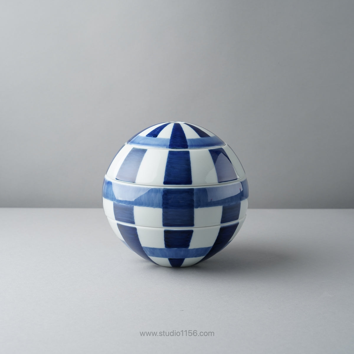 有田焼 珠型三段重 お重箱 16cm 弁慶縞紋 Riso Studio1156