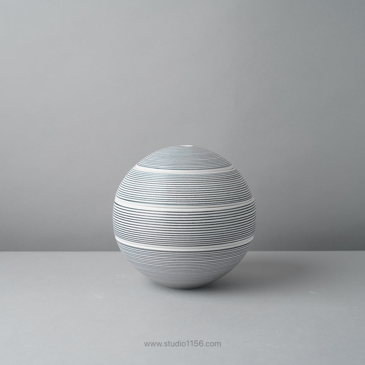 有田焼 珠型三段重 お重箱 16cm 黒象嵌 Riso Studio1156