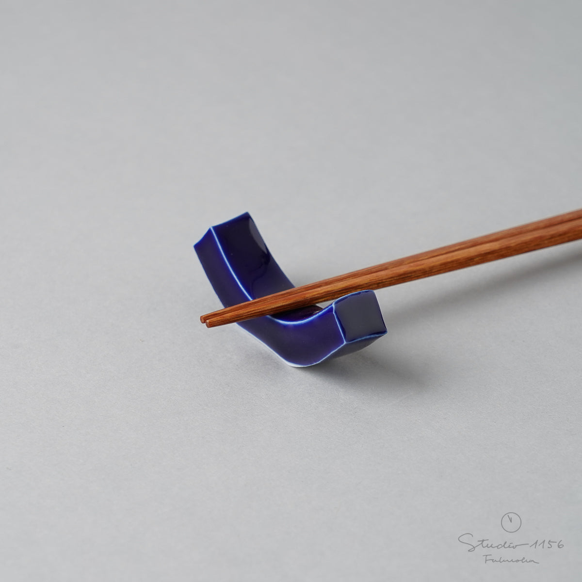 有田焼 反り型箸置き(XL) 6.3cm 瑠璃 Seitoen Studio1156