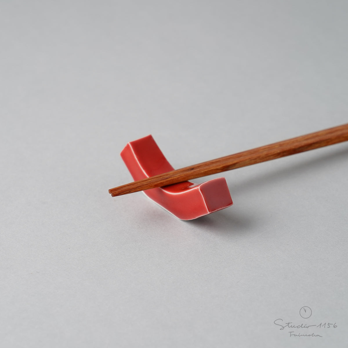 有田焼 反り型箸置き(XL) 6.3cm 赤釉 Seitoen Studio1156