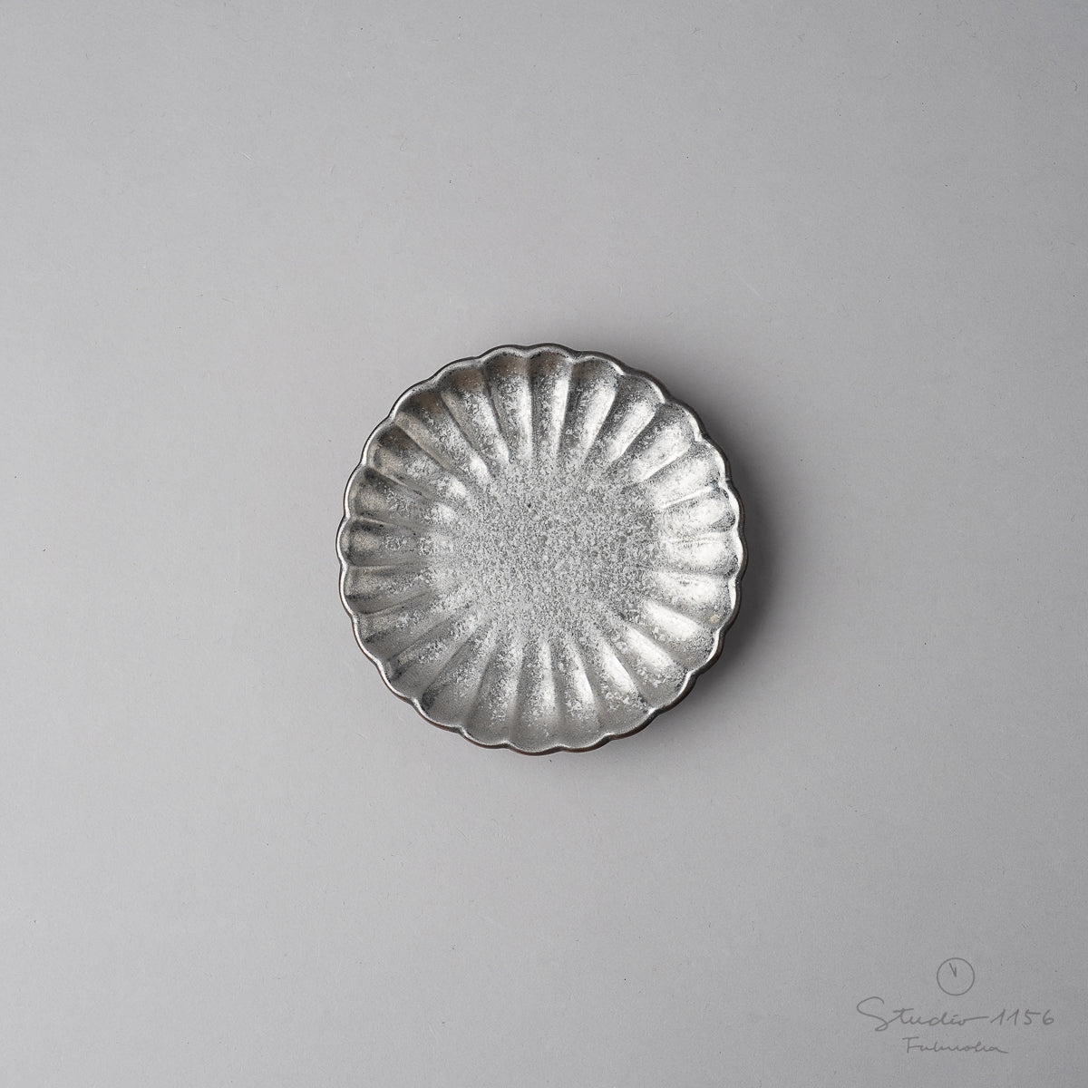 有田焼 菊型小皿 豆皿 9.5cm 黒柚子銀 Touetsu Studio1156