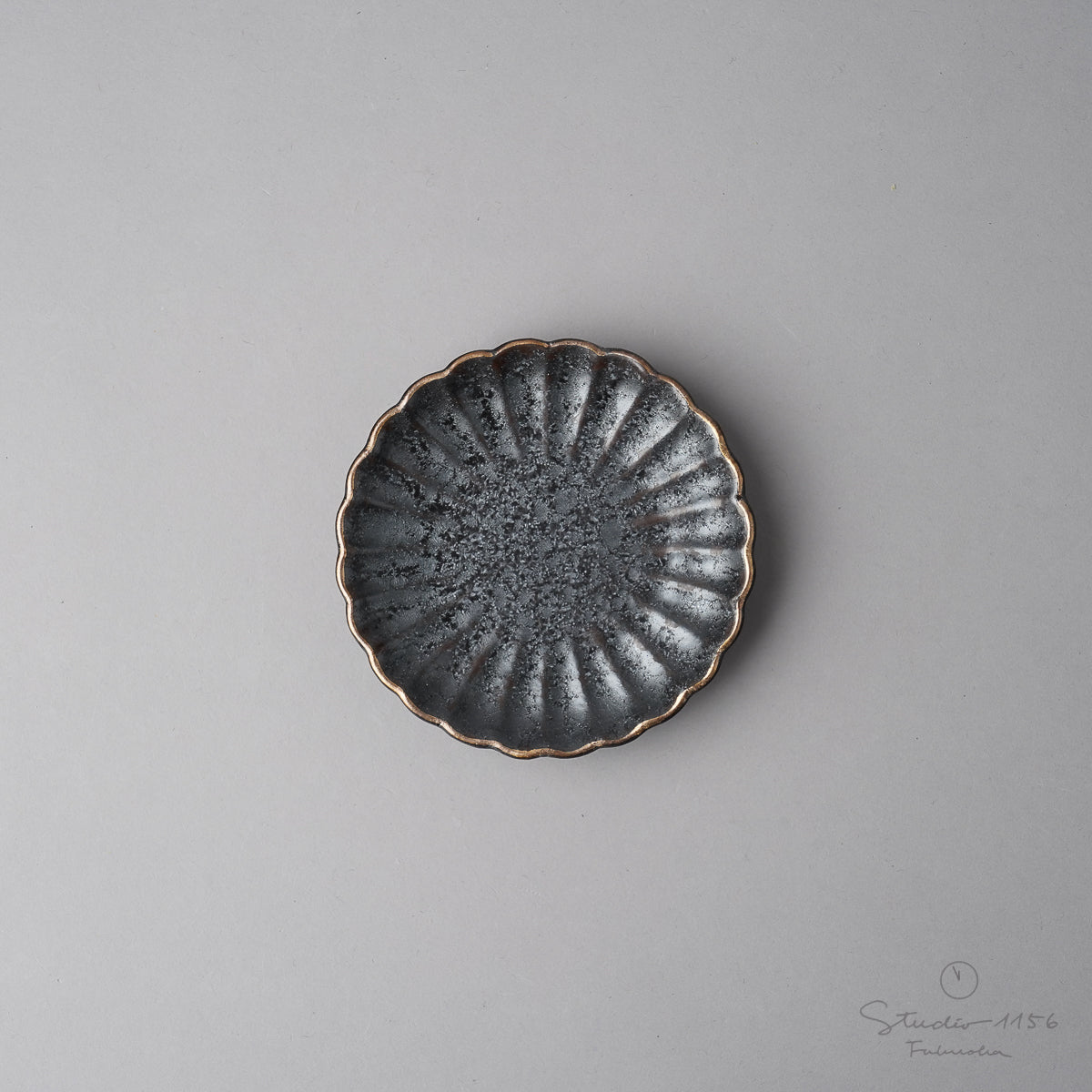 有田焼 菊型小皿 豆皿 9.5cm 晶渕金 Touetsu Studio1156