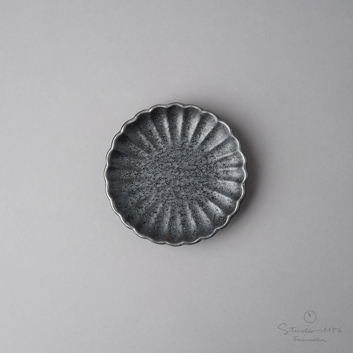 有田焼 菊型小皿 豆皿 9.5cm 晶渕銀 Touetsu Studio1156