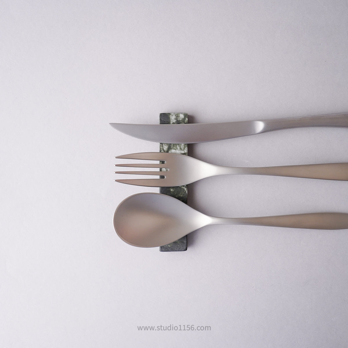 有田焼 エッグシェル 硯石カトラリーレスト 10cm 黒泡 Yamahei Studio1156