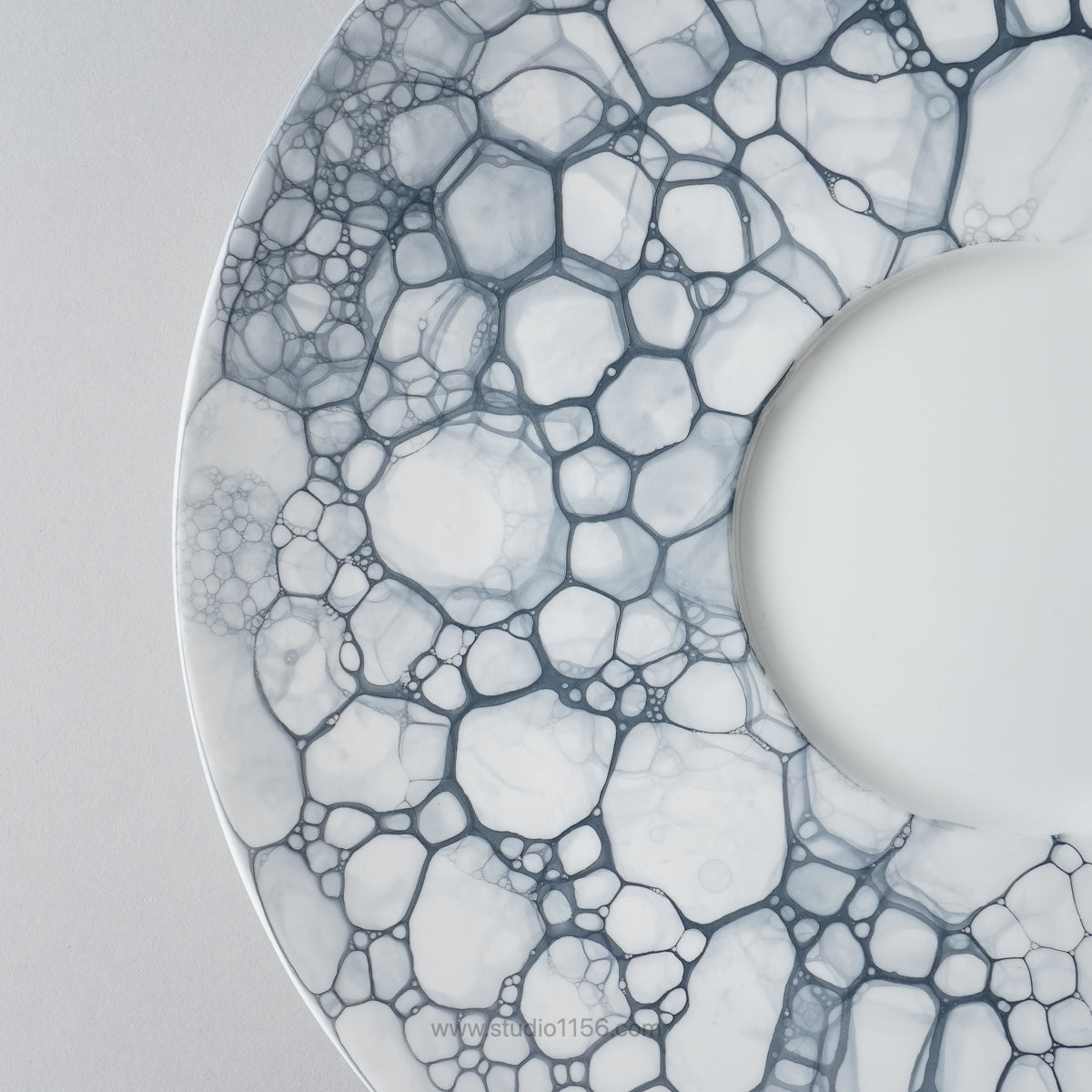 有田焼 泡シリーズ ワイドリムプレート 30cm 薄墨泡白 Yamahei Studio1156