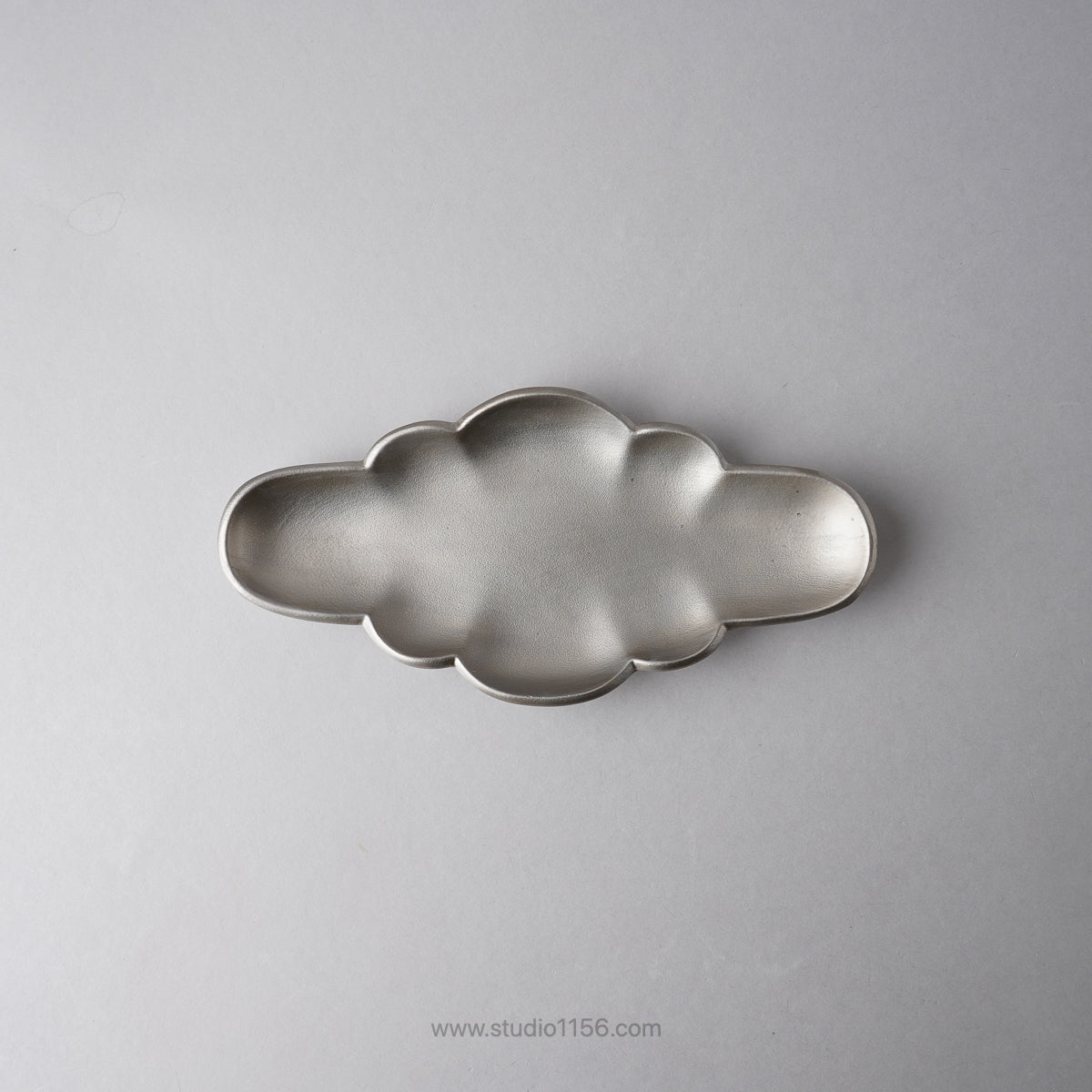 有田焼 菊菱前菜皿 20.5cm プラチナ Zuiho Studio1156