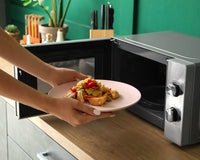 「陶器」や「磁器」は電子レンジで使えるの？