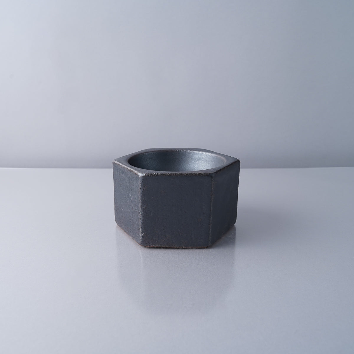 有田焼 黒土錆黒 六角ボウル 11.5cm/100ml [オーブン直火対応] 安楽窯