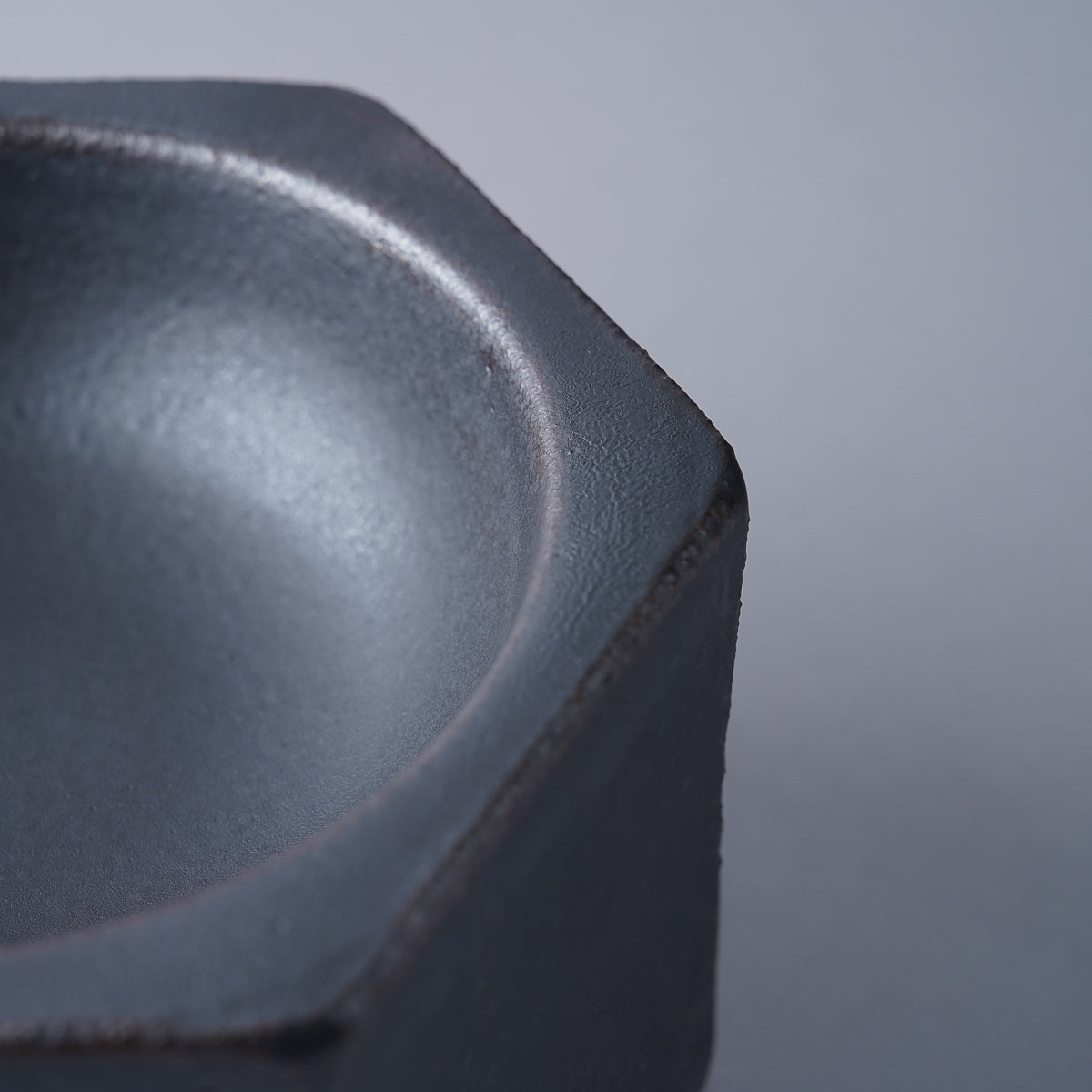 有田焼 黒土錆黒 六角ボウル 11.5cm/100ml [オーブン直火対応] 安楽窯