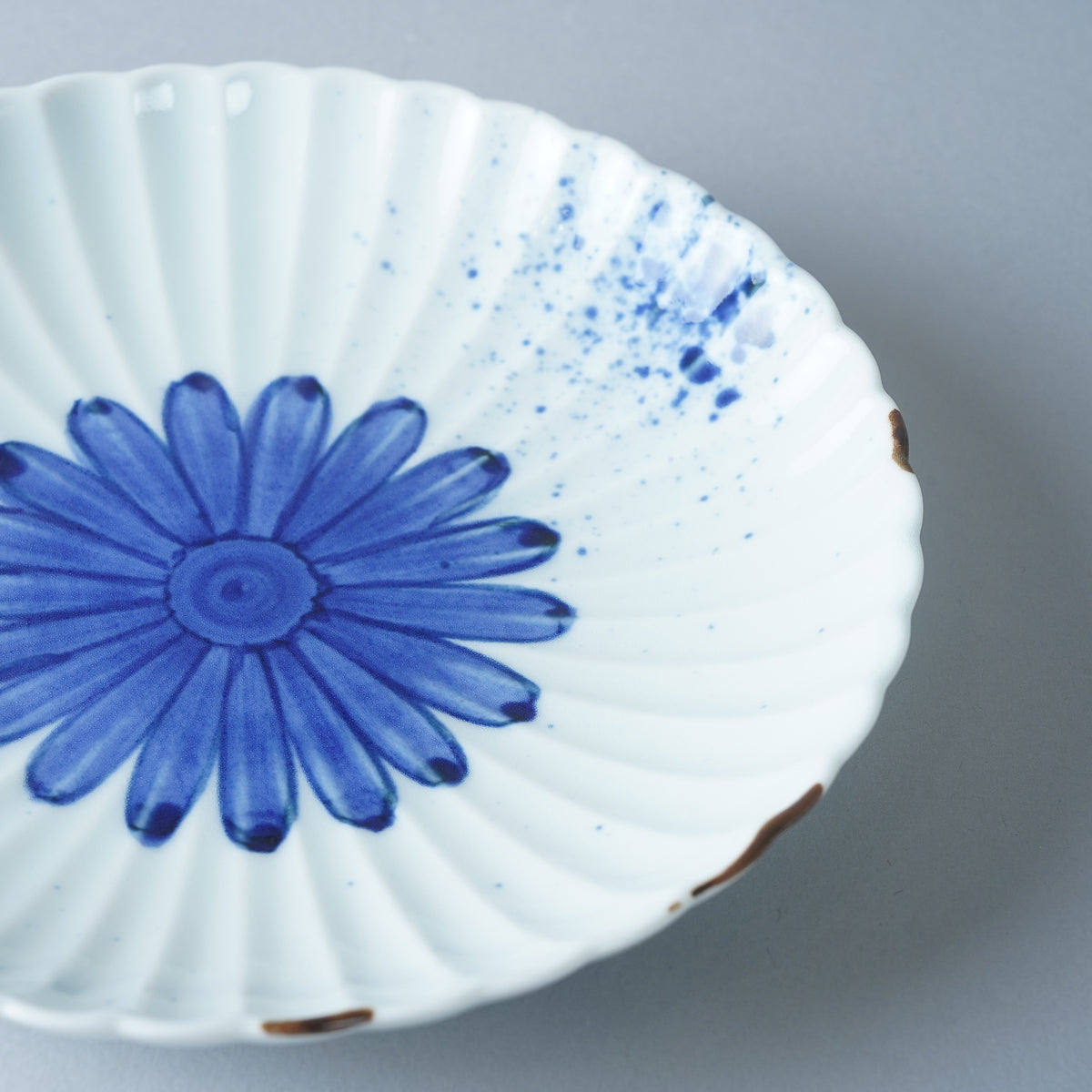 有田焼 染付花絵 薄手菊割取皿 16cm Fukusen Studio1156