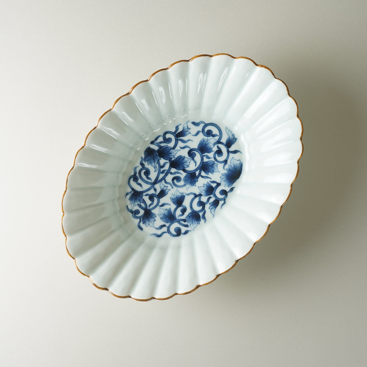 有田焼 菊型楕円鉢 古染唐草 25cm Housen Studio1156