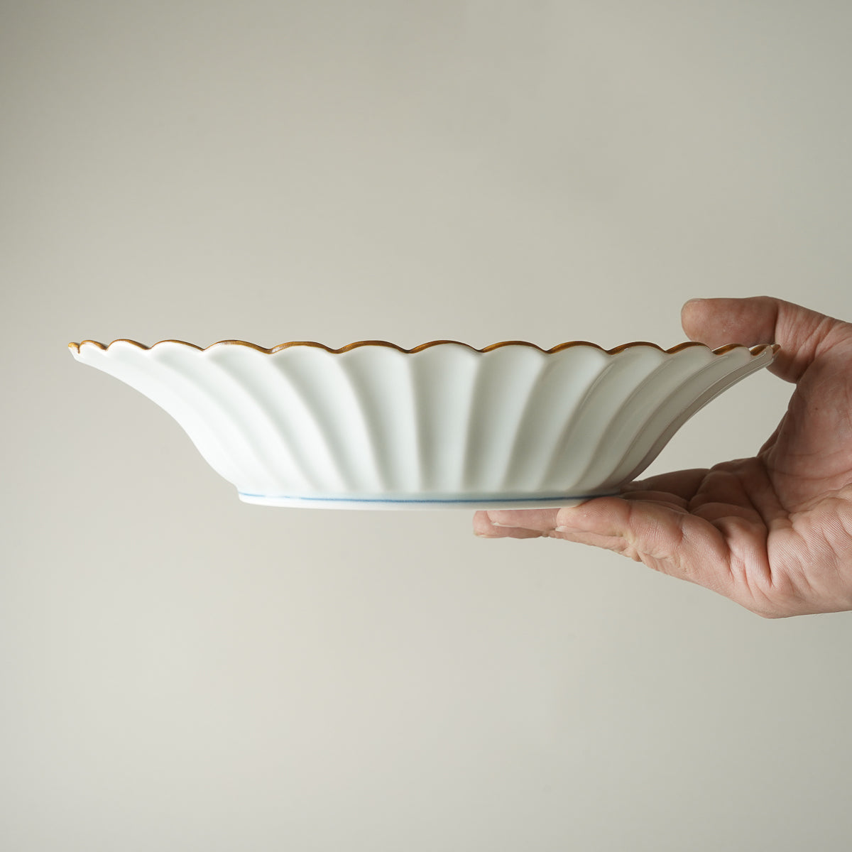 有田焼 菊型楕円鉢 古染唐草 25cm Housen Studio1156