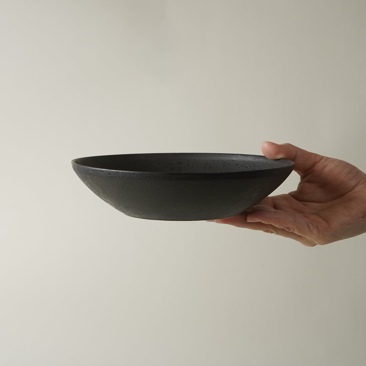 有田焼 frameボウル 18cm 黒泡化粧/白泡化粧 [強化磁器] 黒泡化粧 Kichiemon Studio1156