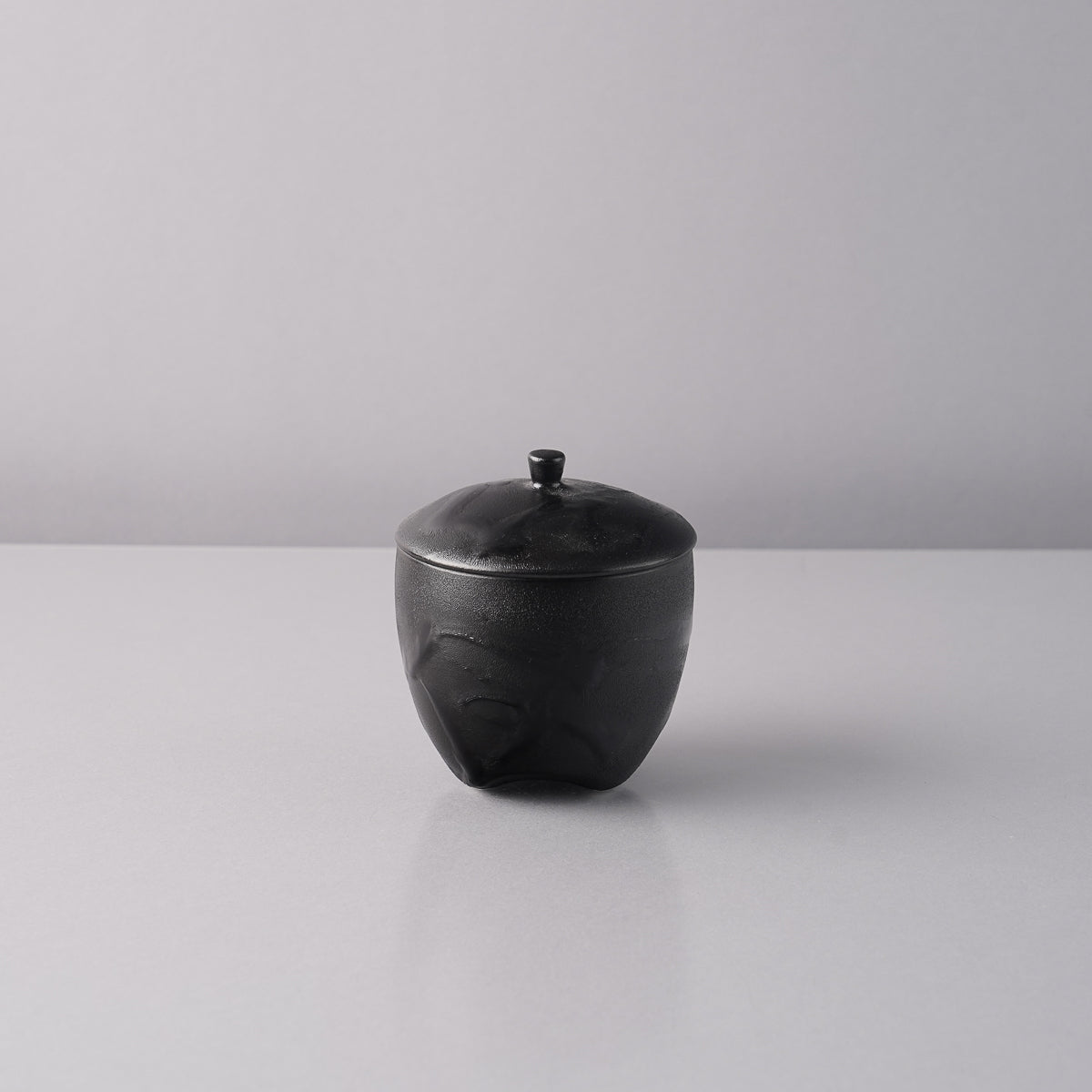 三川内焼 三ツ足 蓋付小鉢 蓋物(ふたもの) 150ml 焼〆艶黒 Hiradokasho Studio1156