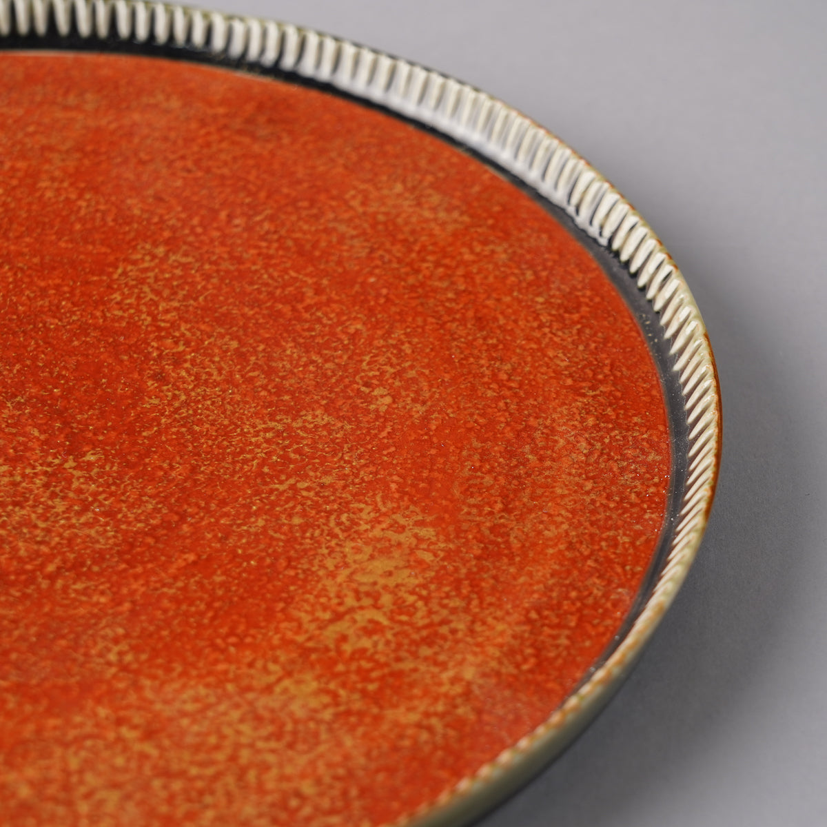 三川内焼 織部朱金 Combo ラウンドプレート 20cm AHJの通販