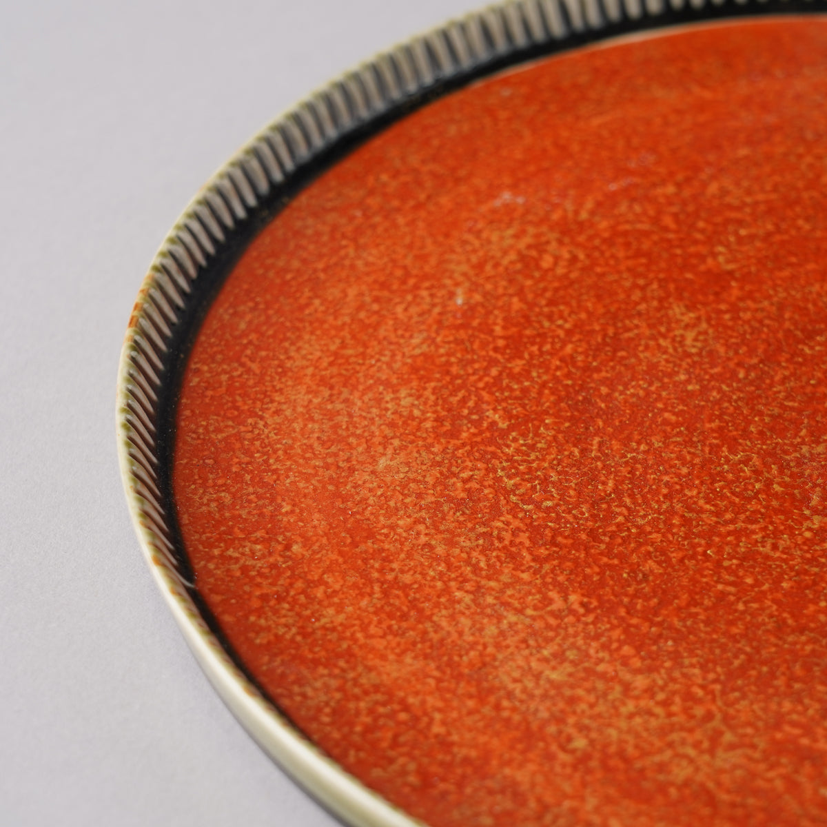 三川内焼 織部朱金 Combo ラウンドプレート 20cm AHJの通販