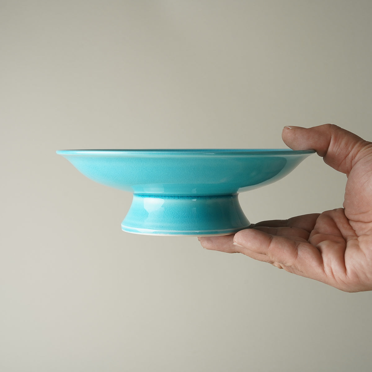 有田焼　青白磁の大壺 木製台座付き 有田焼 青交趾三島彫 高台六寸皿 18cm [数量限定] 親和伯父山窯