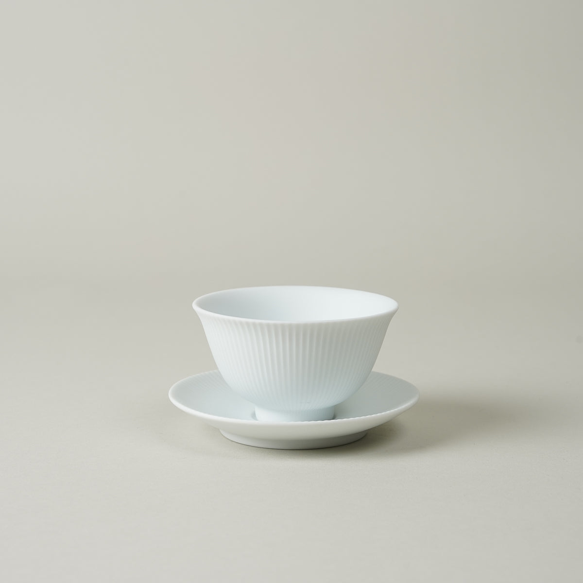 有田焼 白磁マット鎬 平急須 / 台皿付仙茶碗 (230ml / 70ml) 台皿付仙茶碗(70ml) 有田焼 李荘窯 Studio1156