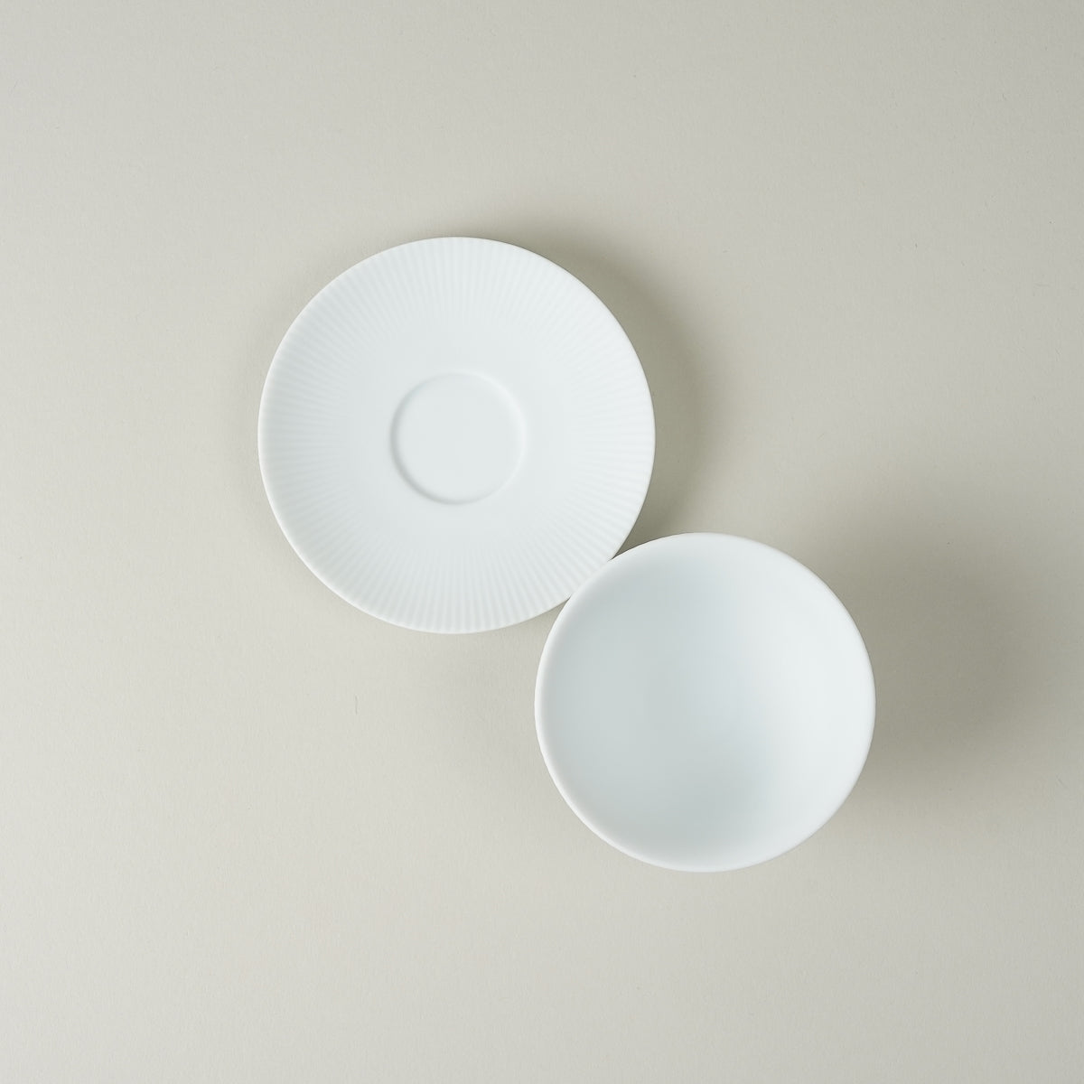 有田焼 白磁マット鎬 平急須 / 台皿付仙茶碗 (230ml / 70ml) 有田焼 李荘窯 Studio1156