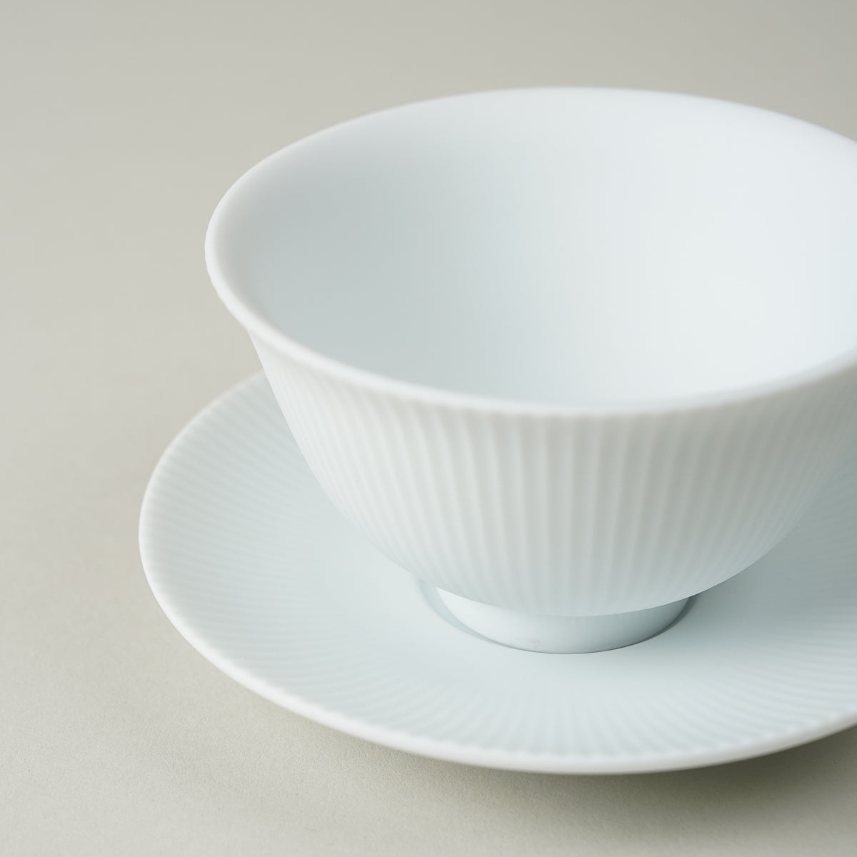 有田焼 白磁マット鎬 平急須 / 台皿付仙茶碗 (230ml / 70ml) 有田焼 李荘窯 Studio1156