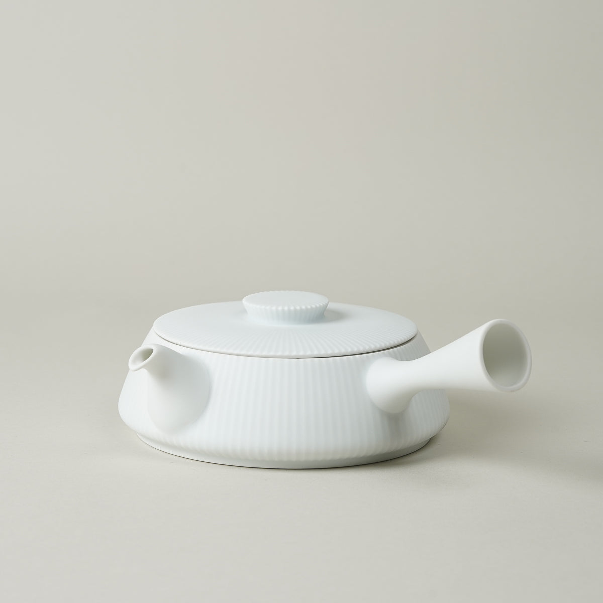 有田焼 白磁マット鎬 平急須 / 台皿付仙茶碗 (230ml / 70ml) 平急須(230ml) 有田焼 李荘窯 Studio1156