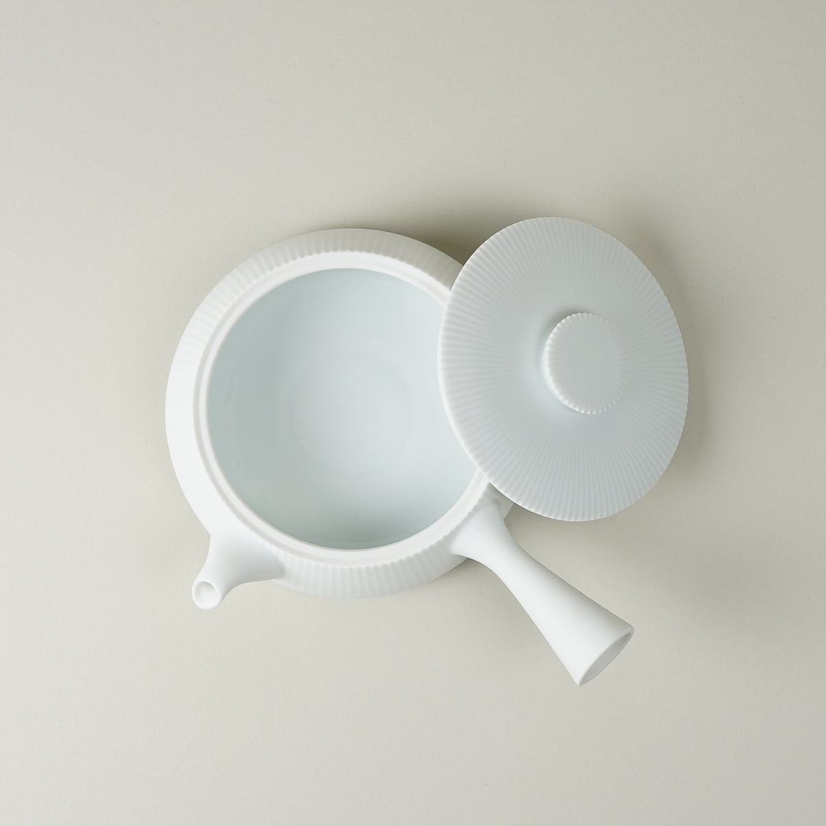 有田焼 白磁マット鎬 平急須 / 台皿付仙茶碗 (230ml / 70ml) 有田焼 李荘窯 Studio1156