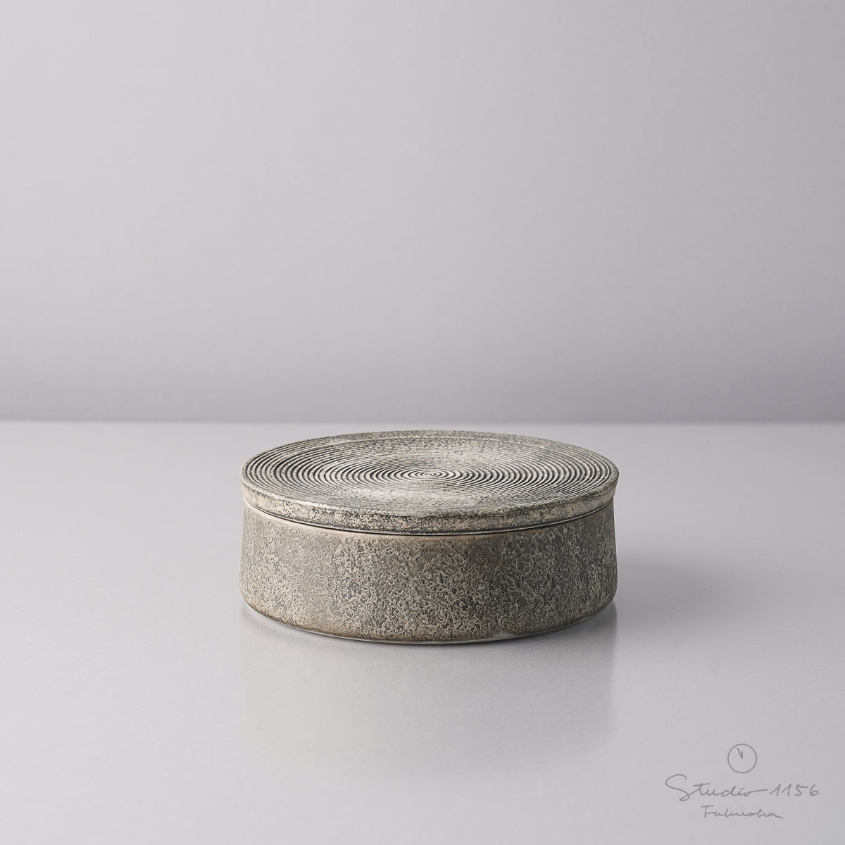 有田焼 平蓋物(ふたもの) ボウル 12cm 千筋梨地炭彩内白金 Riso Studio1156