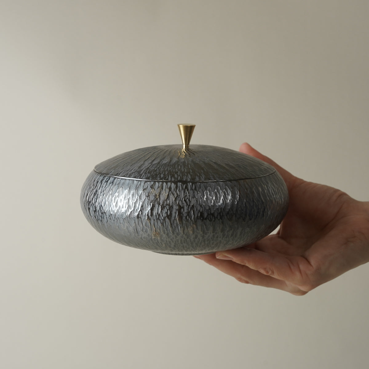 有田焼 古色銀彩 飛び鉋 蓋付中鉢 15cm [真鍮摘み] 李荘窯 - Studio1156
