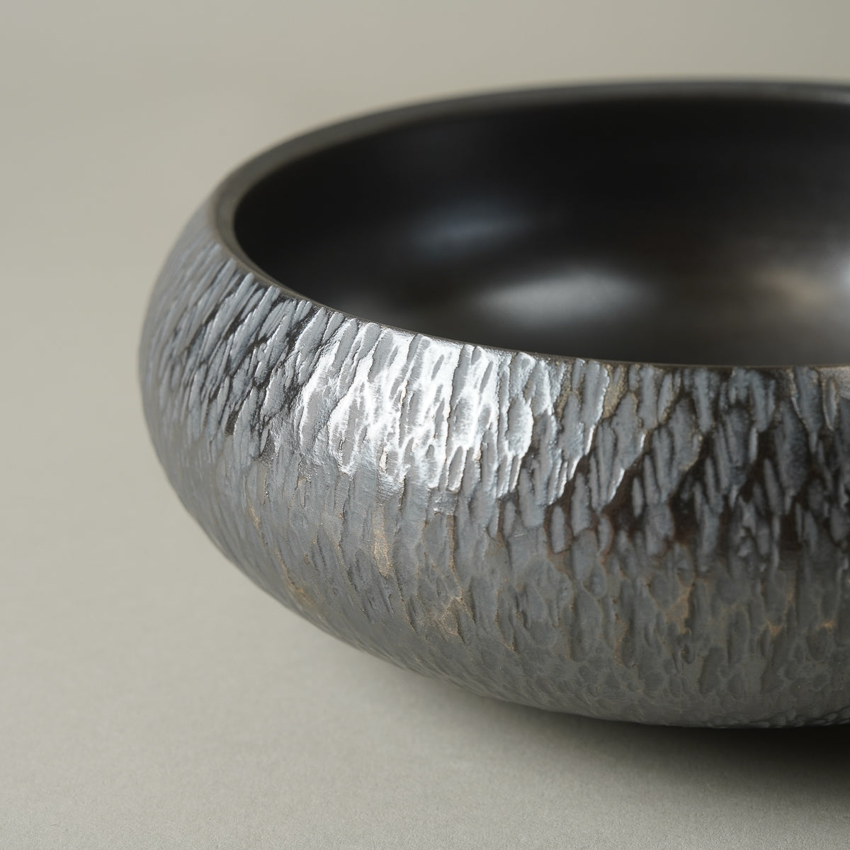 有田焼 古色銀彩 飛び鉋 蓋付中鉢 15cm [真鍮摘み] 李荘窯 - Studio1156