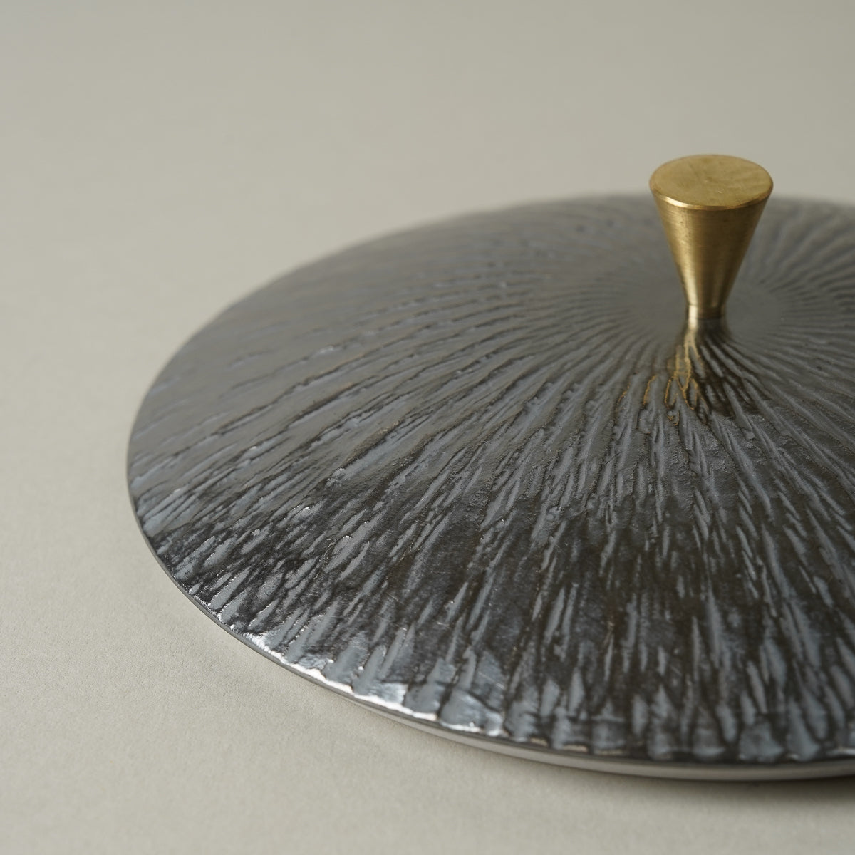 有田焼 古色銀彩 飛び鉋 蓋付中鉢 15cm [真鍮摘み] 李荘窯 - Studio1156