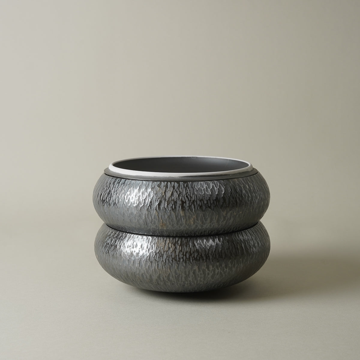 有田焼 古色銀彩 飛び鉋 蓋付中鉢 15cm [真鍮摘み] 李荘窯 - Studio1156