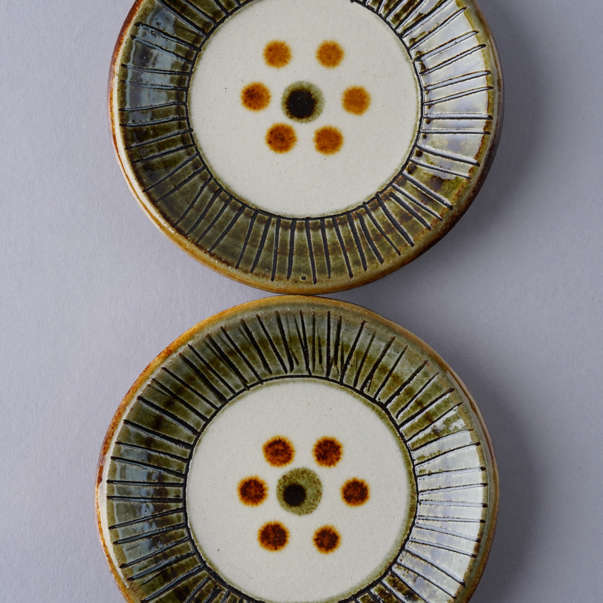 壺屋焼 やちむん 線彫り花ぐー 三寸皿 9.5cm Toushin Studio1156
