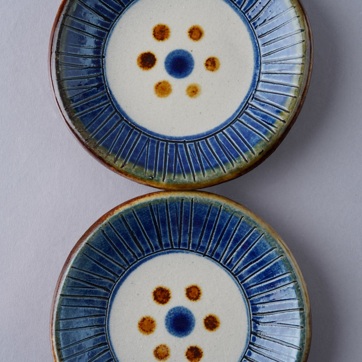 壺屋焼 やちむん 線彫り花ぐー 三寸皿 9.5cm Toushin Studio1156