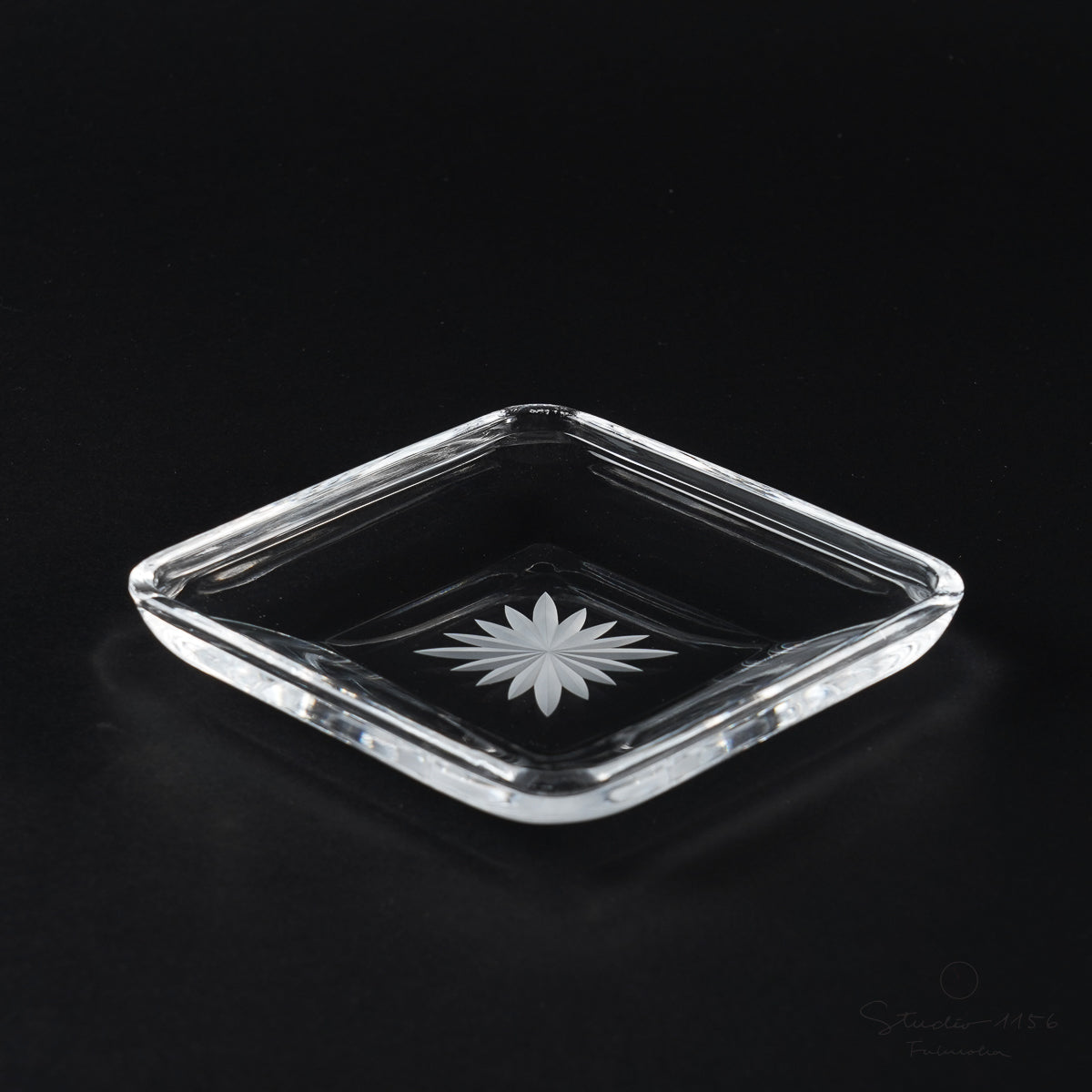ガラス食器 セミクリスタル 切子ハンドカット 底菊 角皿 11cm [廃番特価品] Yoshinuma-glass Studio1156