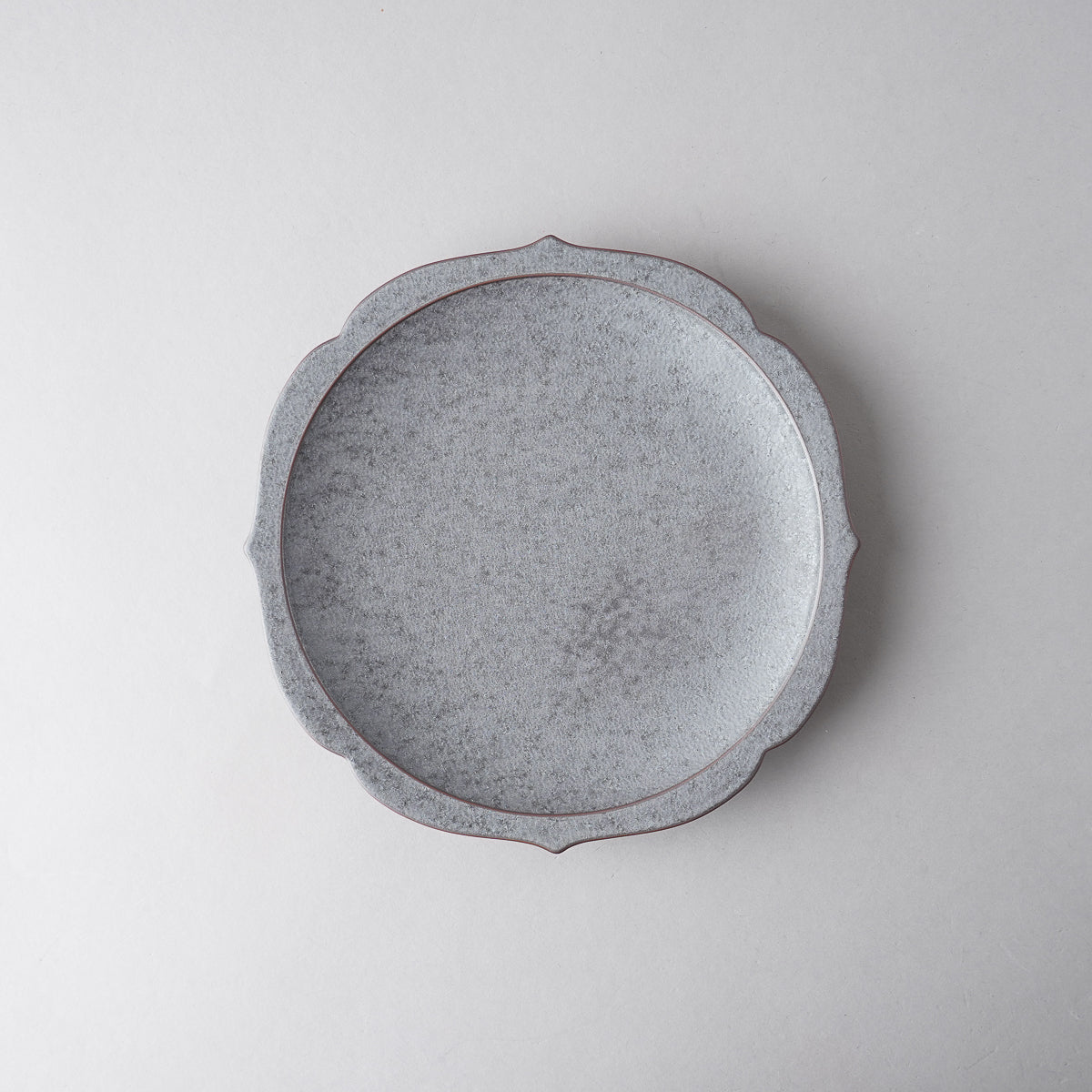 有田焼 桔梗渕 六五寸平皿 20cm 鉄釉(唐草彫無し) Zuiho Studio1156