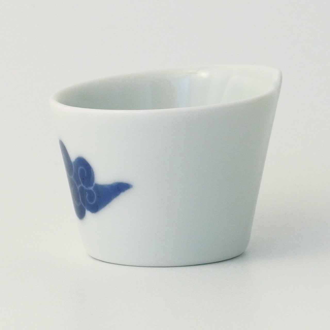 有田焼 藍白雲曲げ輪珍味入(盃) 35ml Denpei ぐい呑み・お猪口 Studio1156