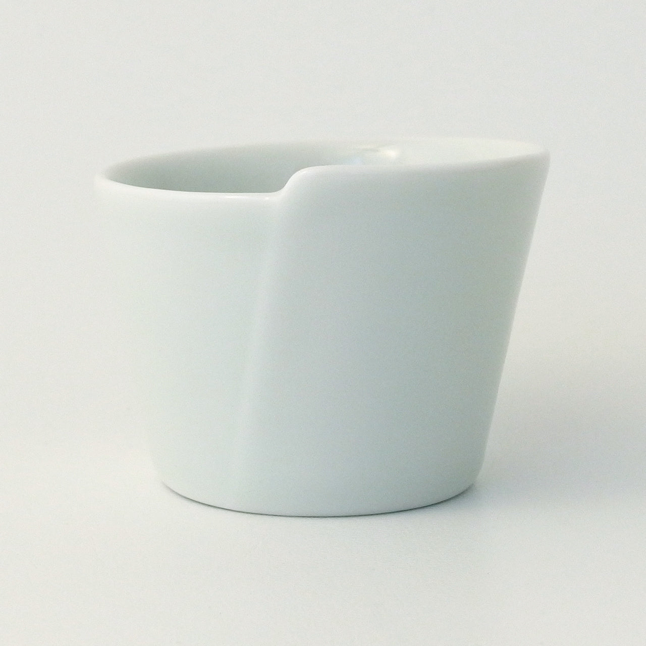 有田焼 藍白雲曲げ輪珍味入(盃) 35ml Denpei ぐい呑み・お猪口 Studio1156
